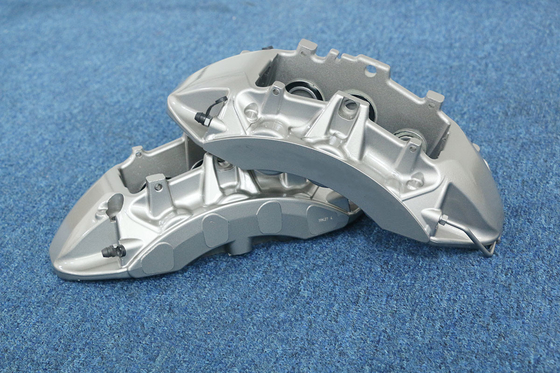 Un calibro di 6 vasi su un'automobile Grey Zr 1 costruzione di Monoblock della fusione di alluminio