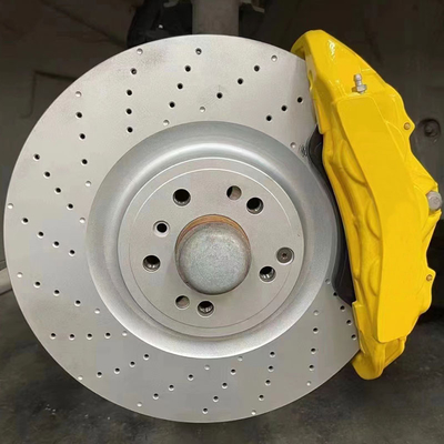 Pinze freno Mercedes gialle a 6 pistoncini con rotori ad alto tenore di carbonio
