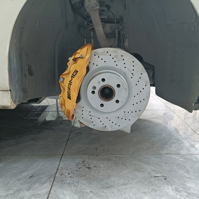 Le pinze dei freni per auto Mercedes Benz C200 aggiornano 6 pistoncini e dischi da 355 mm