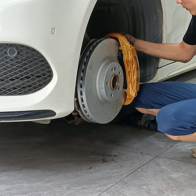 Le pinze dei freni per auto Mercedes Benz C200 aggiornano 6 pistoncini e dischi da 355 mm