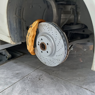 Le pinze dei freni per auto Mercedes Benz C200 aggiornano 6 pistoncini e dischi da 355 mm